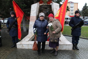 Справа мать погибшего в Чечне воина Петренко